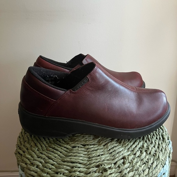 Crocs Women's Burgundy Slip On Clog Work Shoes Leather - Picture 2 of 16